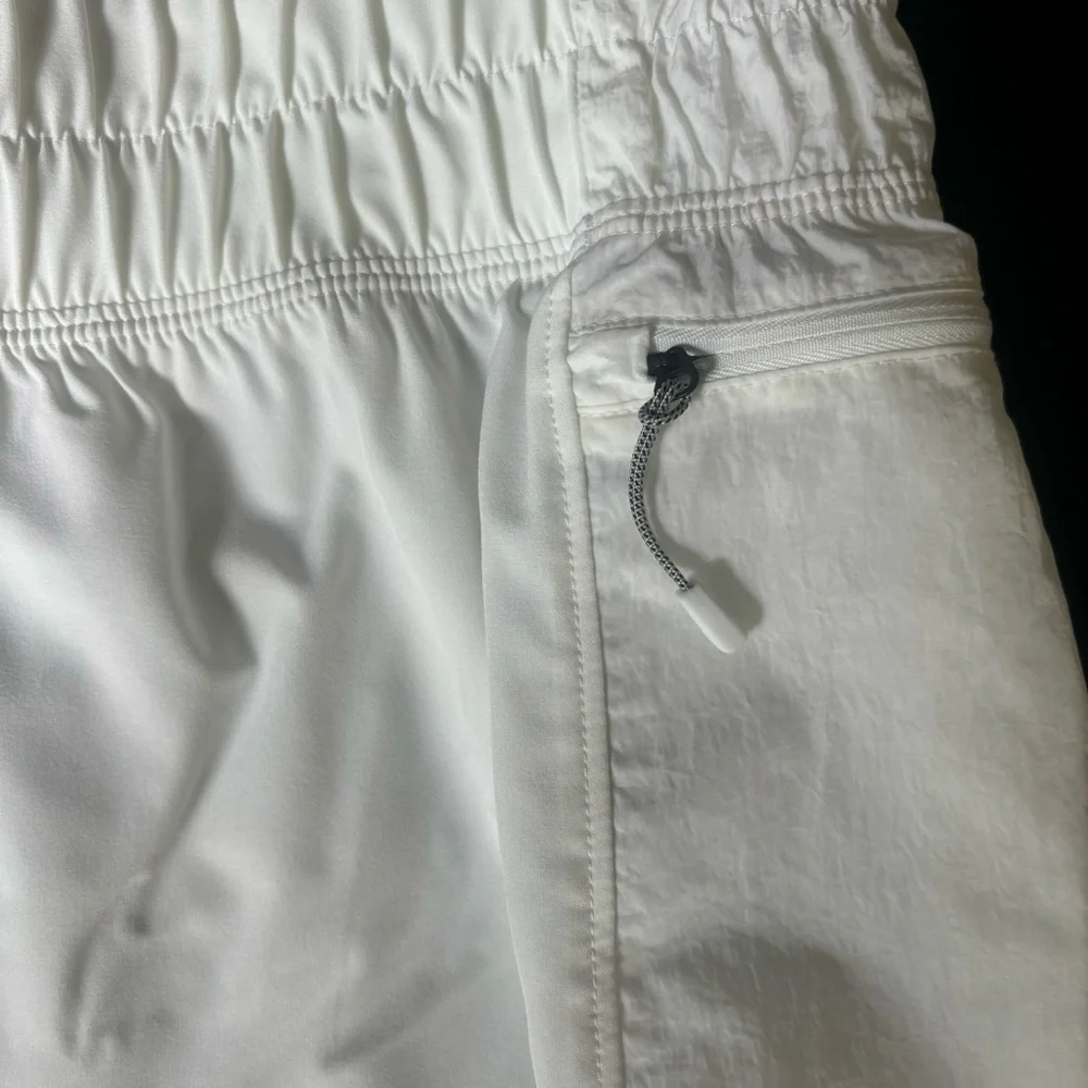 Under Armour NWT Run Anywhere White Shorts Size Large - Picture 6 of 10